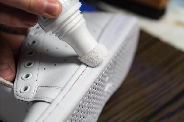 How To Use Baking Soda And Vinegar To Clean White Canvas Shoes