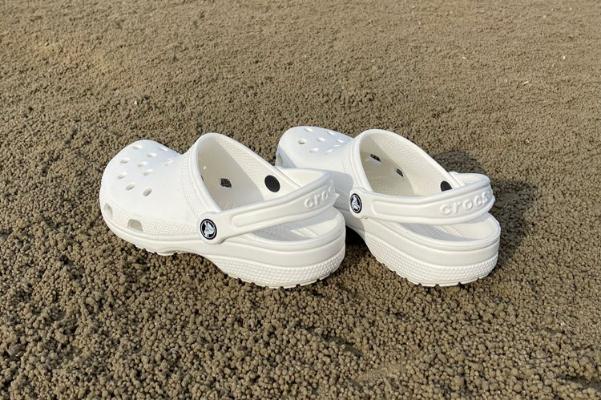 This Is How To Remove A Paint From Crocs